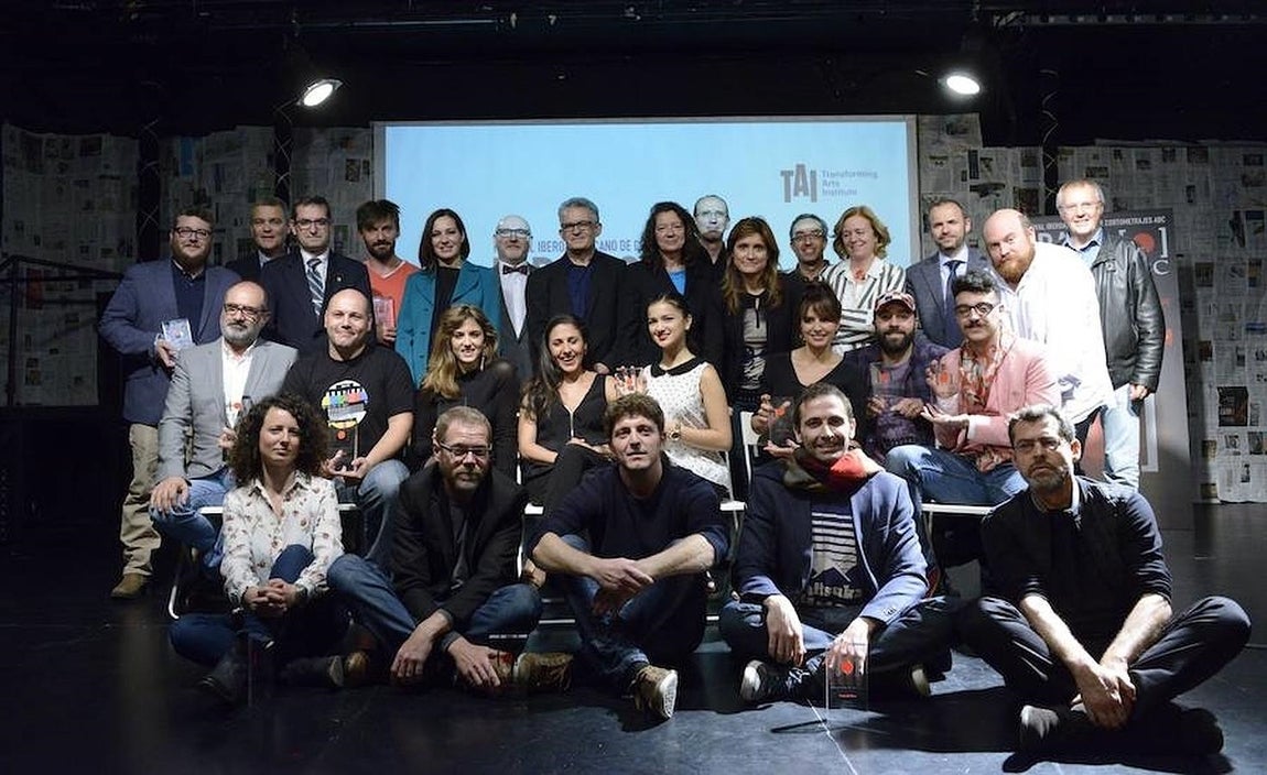 Foto de familia de los ganadores y parte del jurado del FIBABC. 