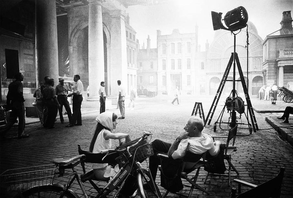 Audrey Hepburn y «My Fair Lady». Audrey Hepburn y el director George Cukor tras acabar el día de rodaje de «My Fair Lady». Warner Brothers Studios, 1963