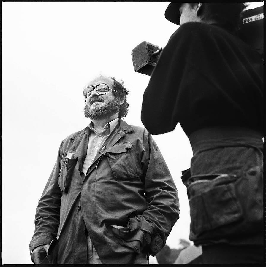 Stanley Kubrick en «La chaqueta metálica». Matthew Modine fotografía a Stanley y Vivian Kubrick durante el rodaje de «La chaqueta metálica». Londres, 1985