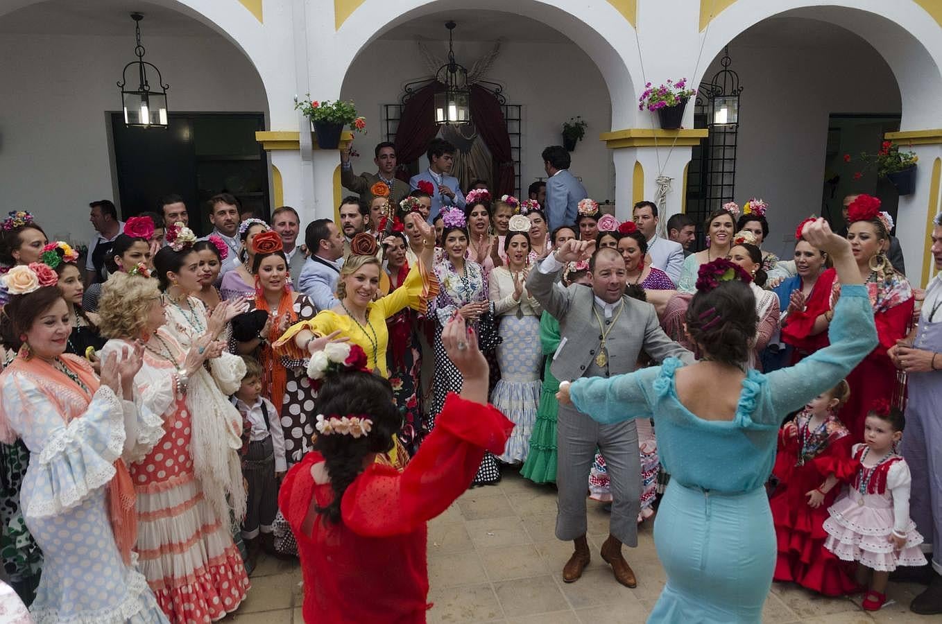 La casa de la hermandad Matriz lucía el viernes así de animada