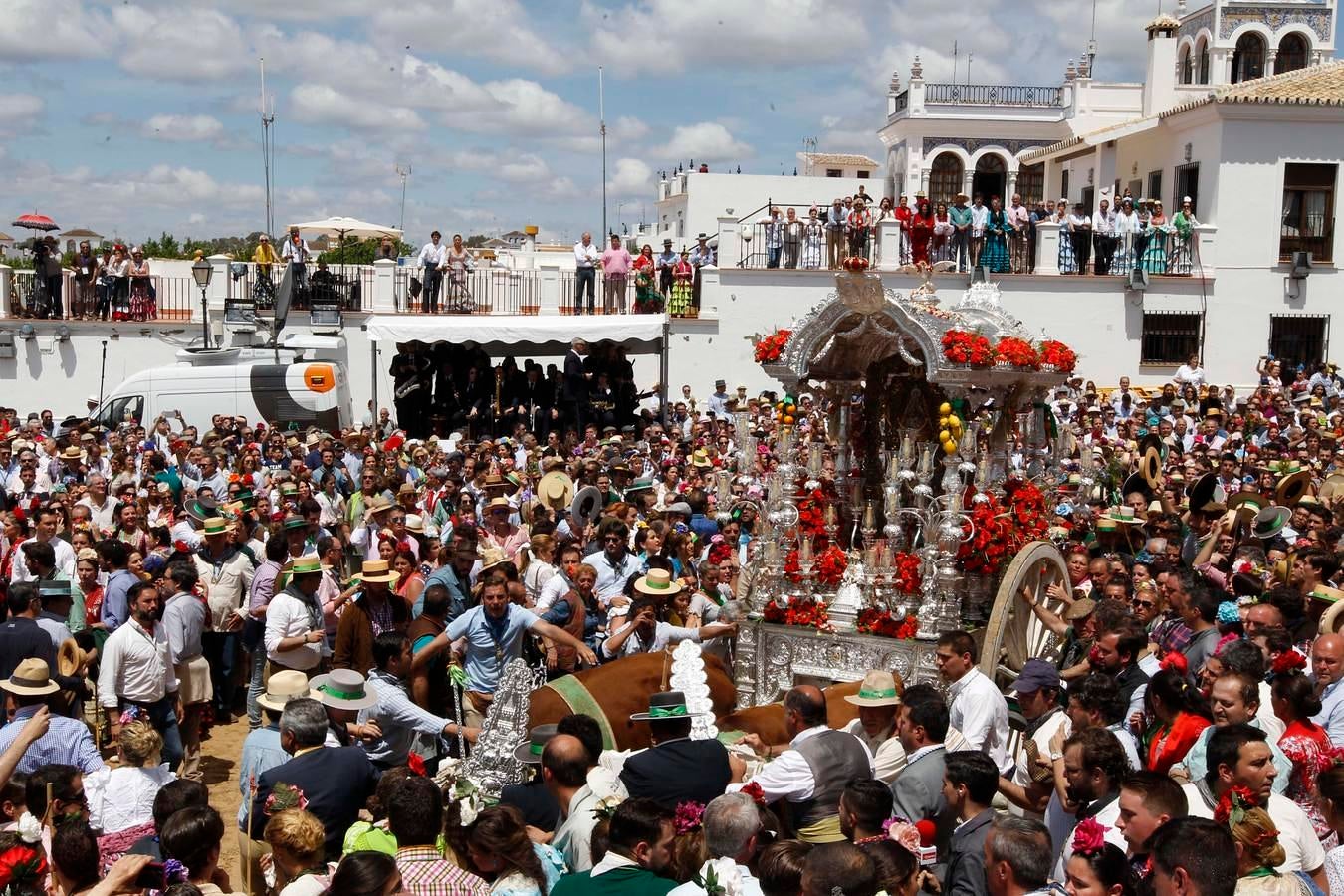 El simpecado de Triana haciendo su presentación ante la Virgen