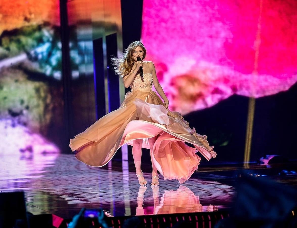 Zoë, cantando el tema de Austria en Eurovisión. 