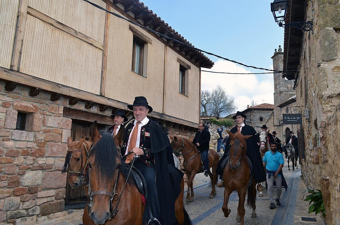 La jornada ha comenzado con la reunión de los cofrades con sus caballerías en casa del Prioste, donde se ha pasado «lista», se han leído las multas y se ha subastado la bandera.. 