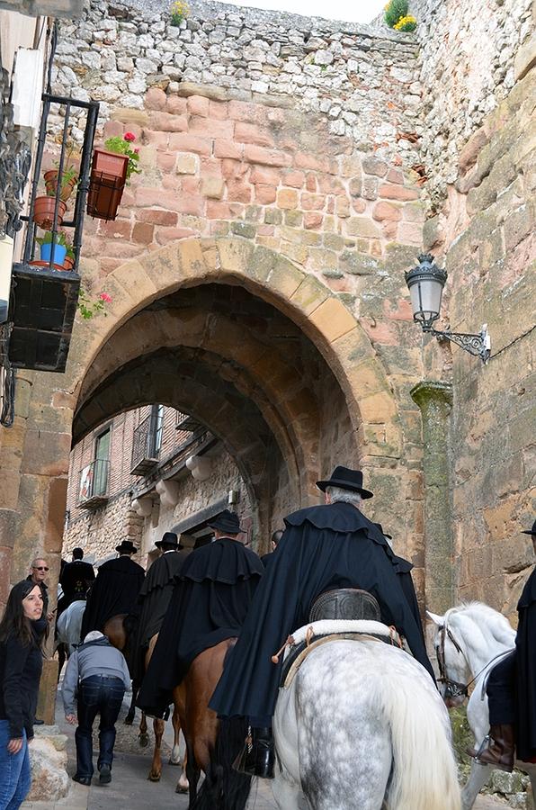 Los cofrades por las calles de Atienza. 