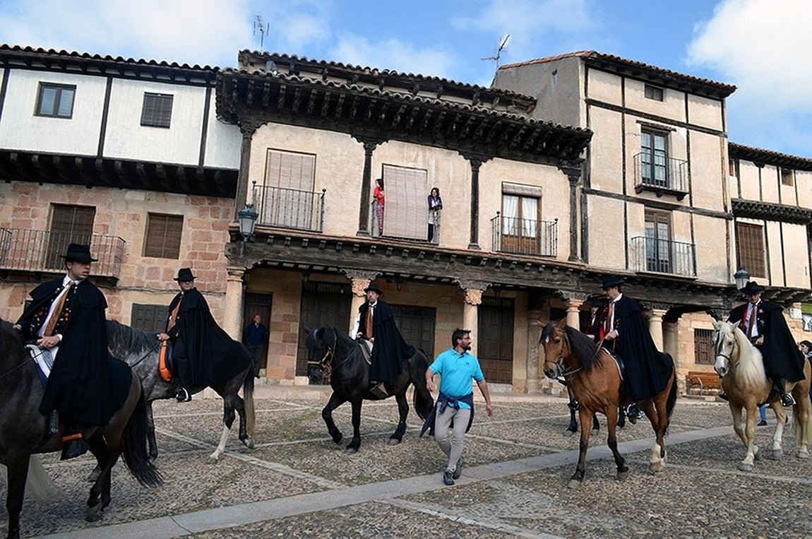 Por las plazas de Trigo y España. 