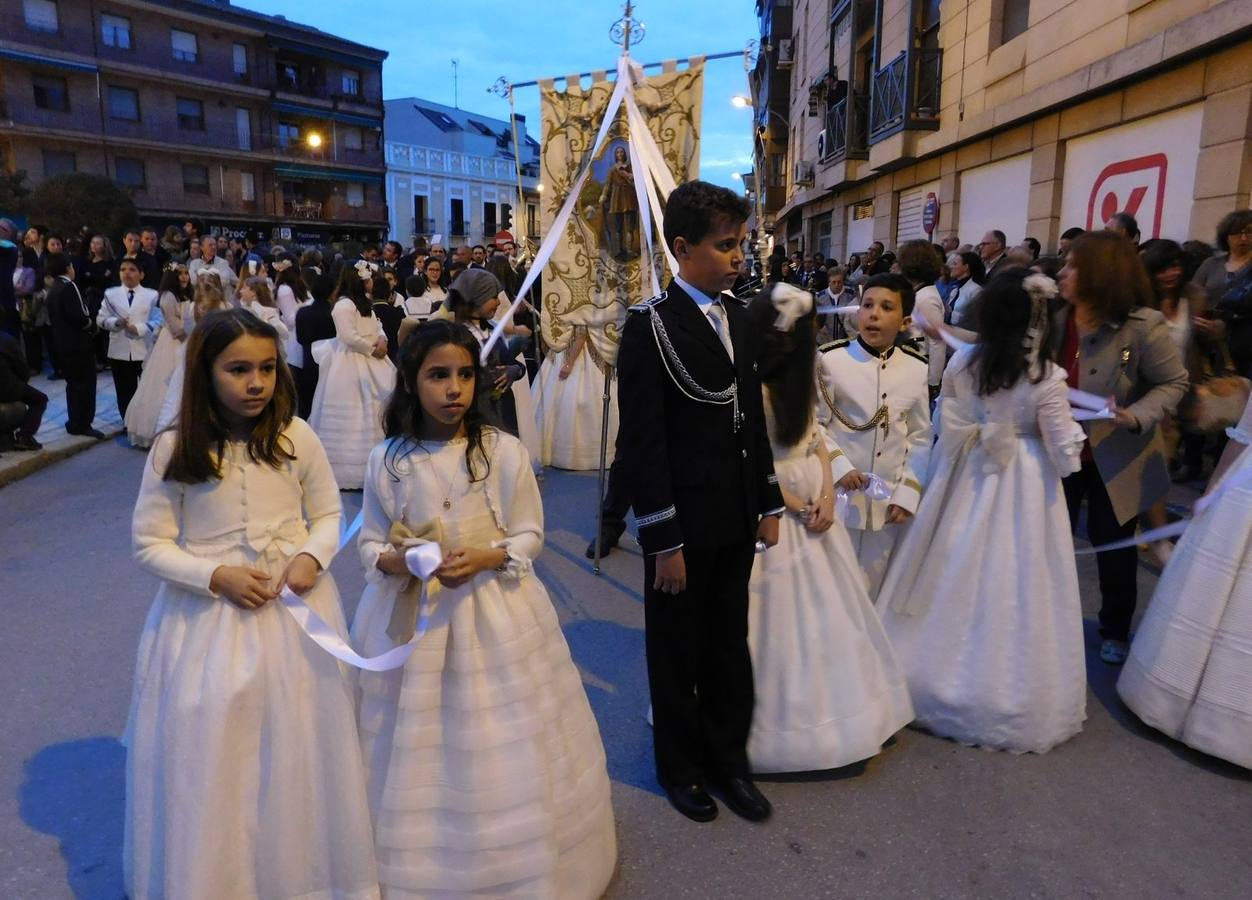 Procesión de San Isidro con los niños de la Primera Comunión en Daimiel. 