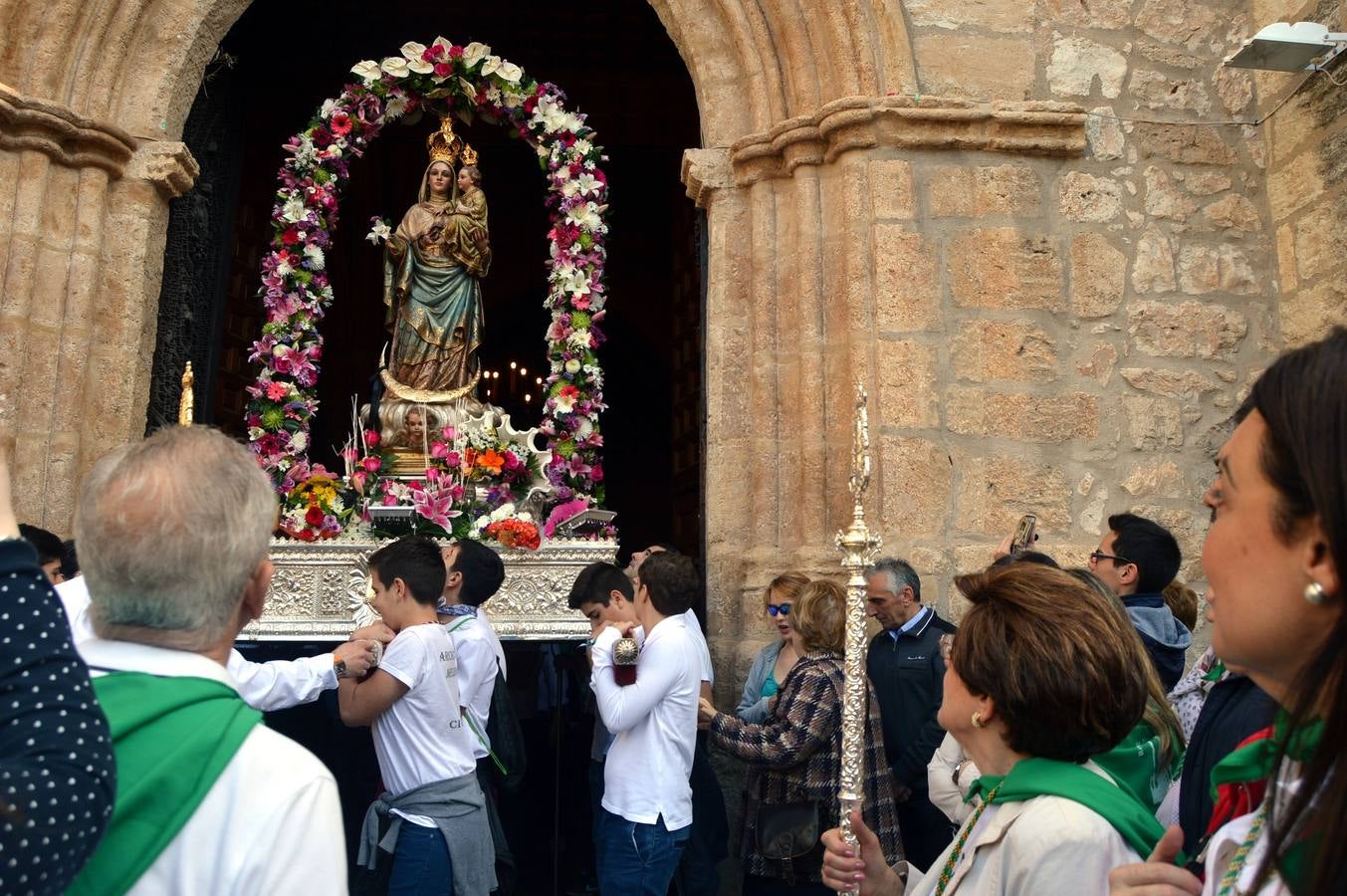 Salida de la Virgen de Alarcos, en Ciudad Real, de la iglesia parroquial. 