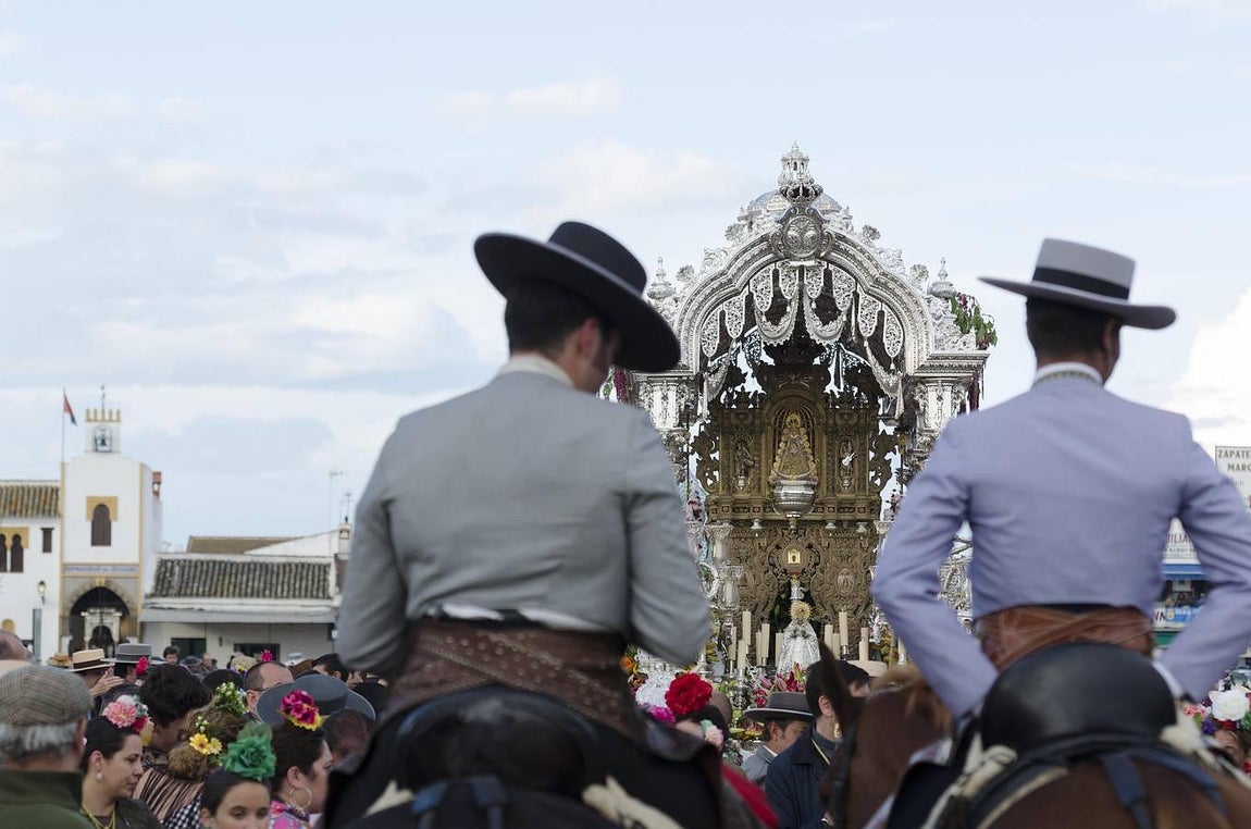Las horas previas a la salida de la Virgen del Rocío