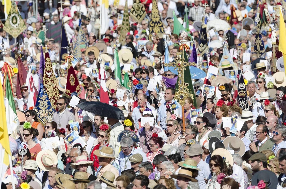 Multitudinaria asistencia a la Pontifical