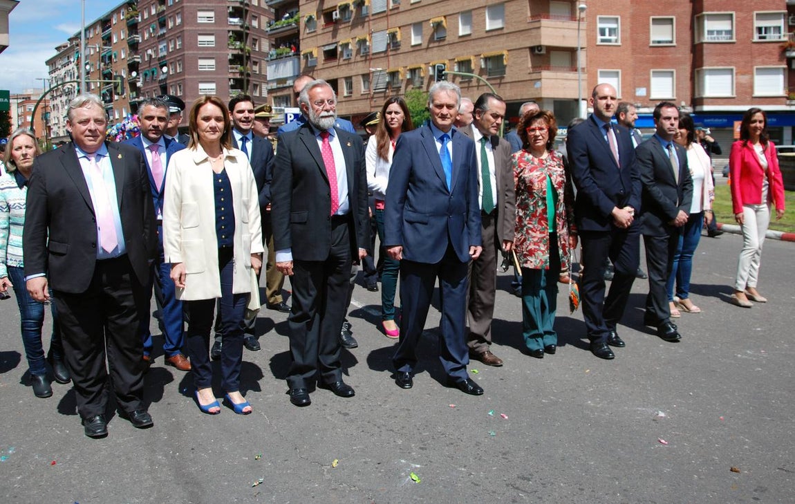 El alcalde de Talavera, Jaime Ramos, en el centro, cerrando el cortejo de San Isidro. 