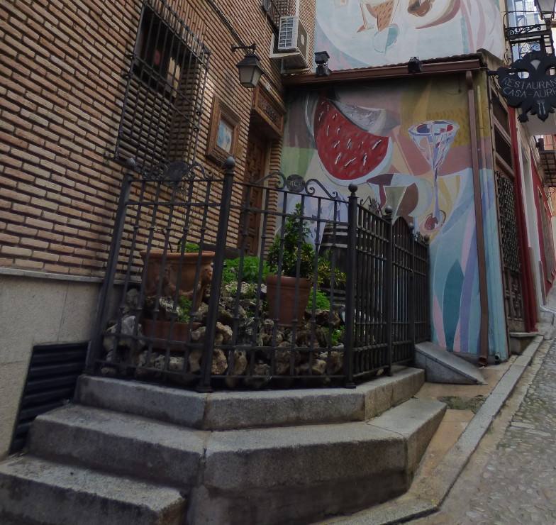 Escalinata de acceso a entresuelo y principal del Cine Moderno. 