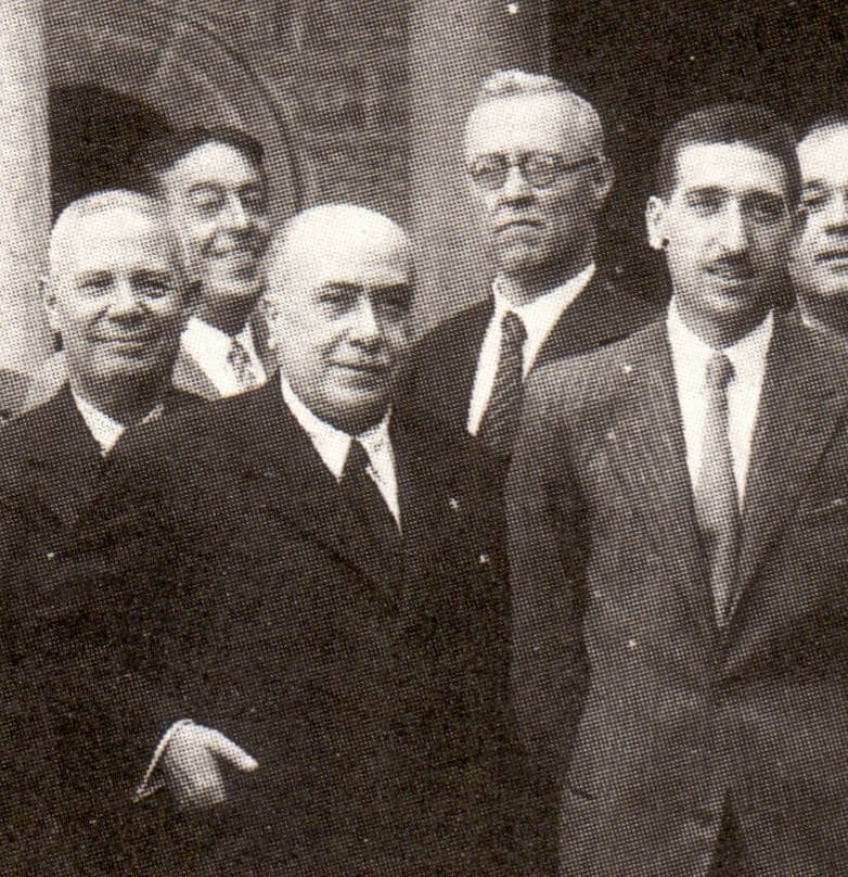 Maximino Guerrero (izquierda del grupo) en el homenaje, en 1932, al alcalde de Toledo Justo García (delante, a la derecha)