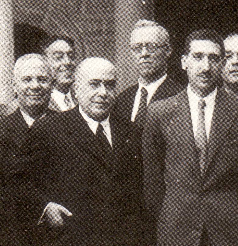 Maximino Guerrero (izquierda del grupo) en el homenaje, en 1932, al alcalde de Toledo Justo García (delante, a la derecha). 
