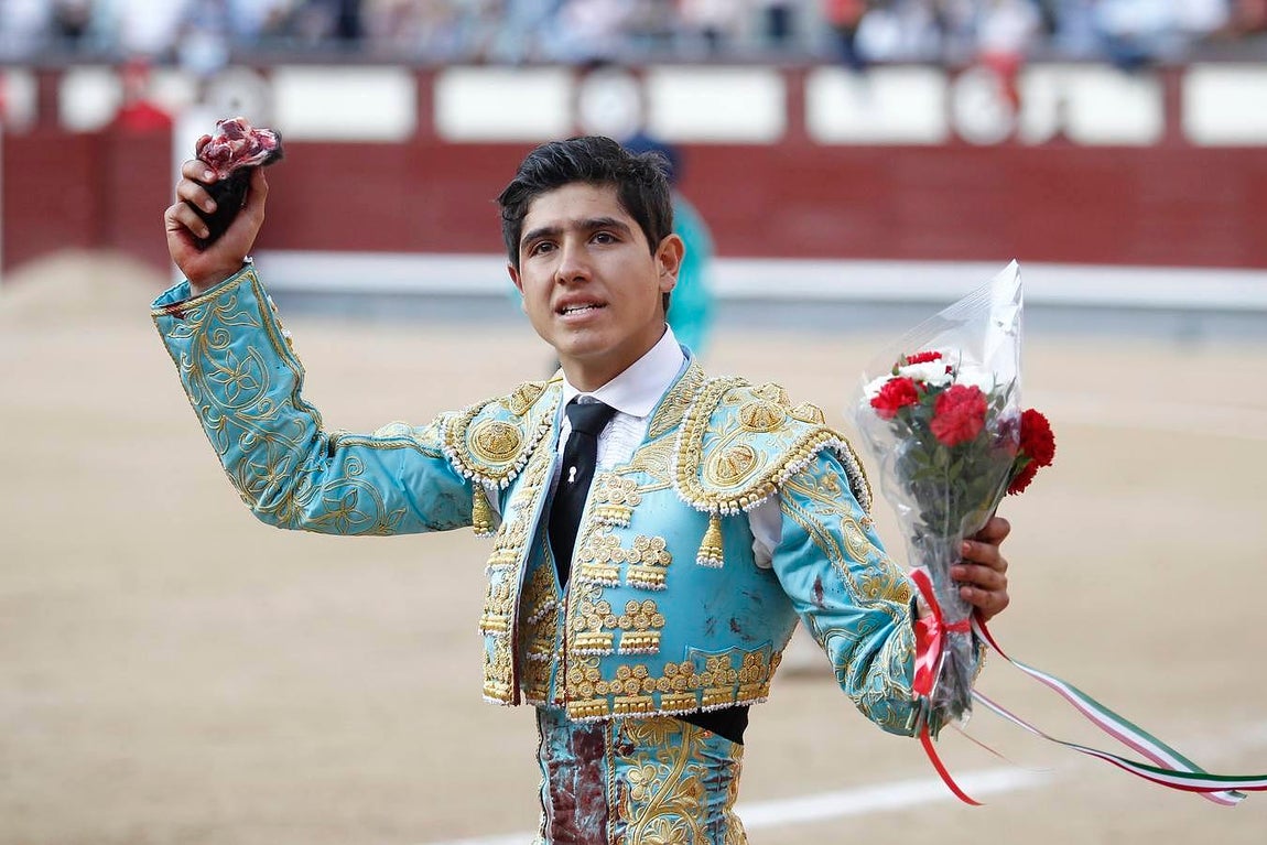 Sangre y orejas de auténticos novilleros en Madrid