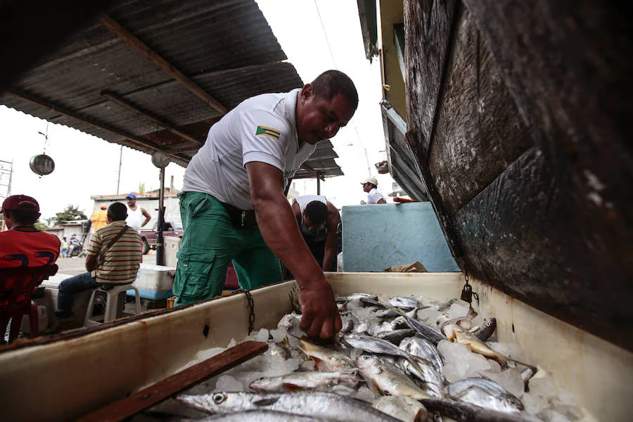 Pescadores vendiendo su producto y que serán reubicados en el nuevo mercado de mariscos 