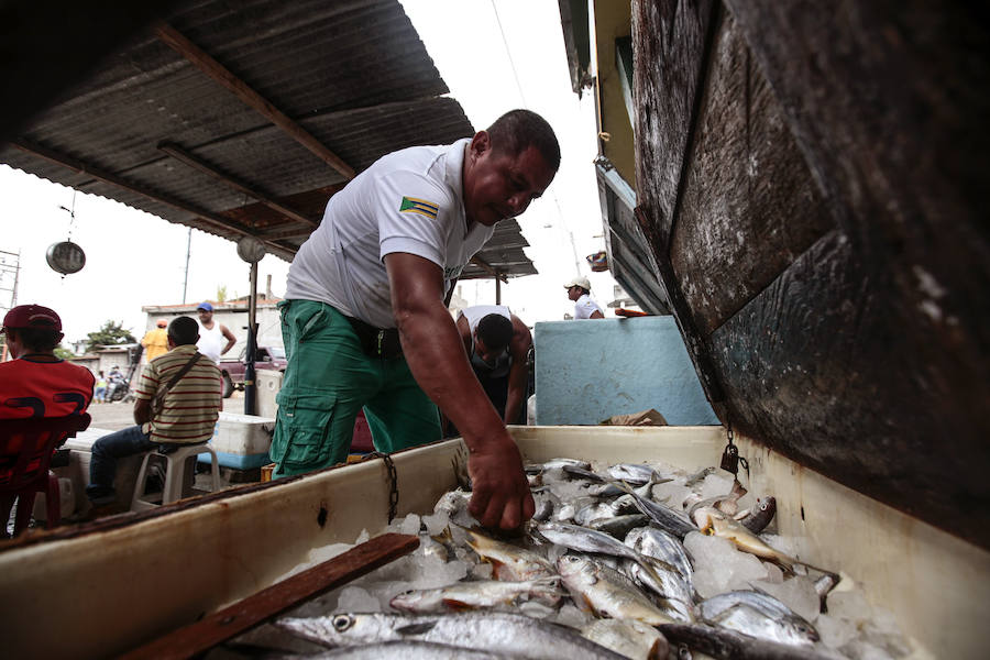 Pescadores vendiendo su producto y que serán reubicados en el nuevo mercado de mariscos. 