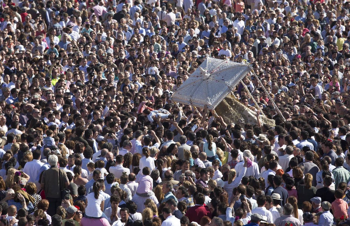 La procesión de la Virgen del Rocío por las calles de la aldea