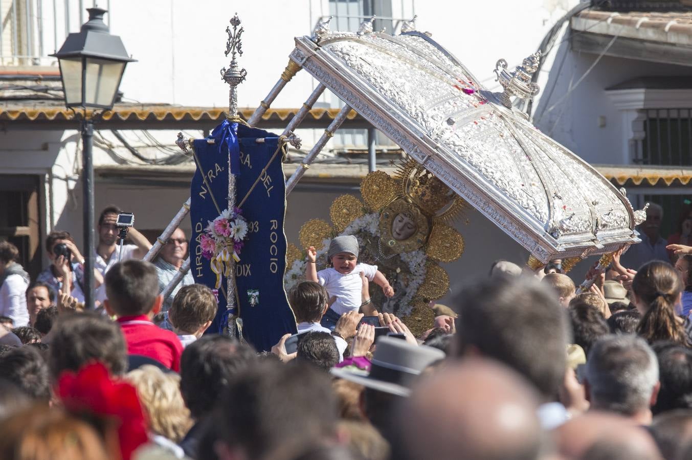 La procesión de la Virgen del Rocío por las calles de la aldea