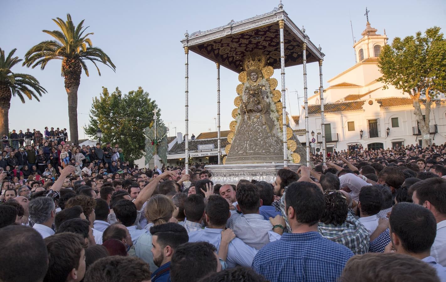 La procesión de la Virgen del Rocío por las calles de la aldea