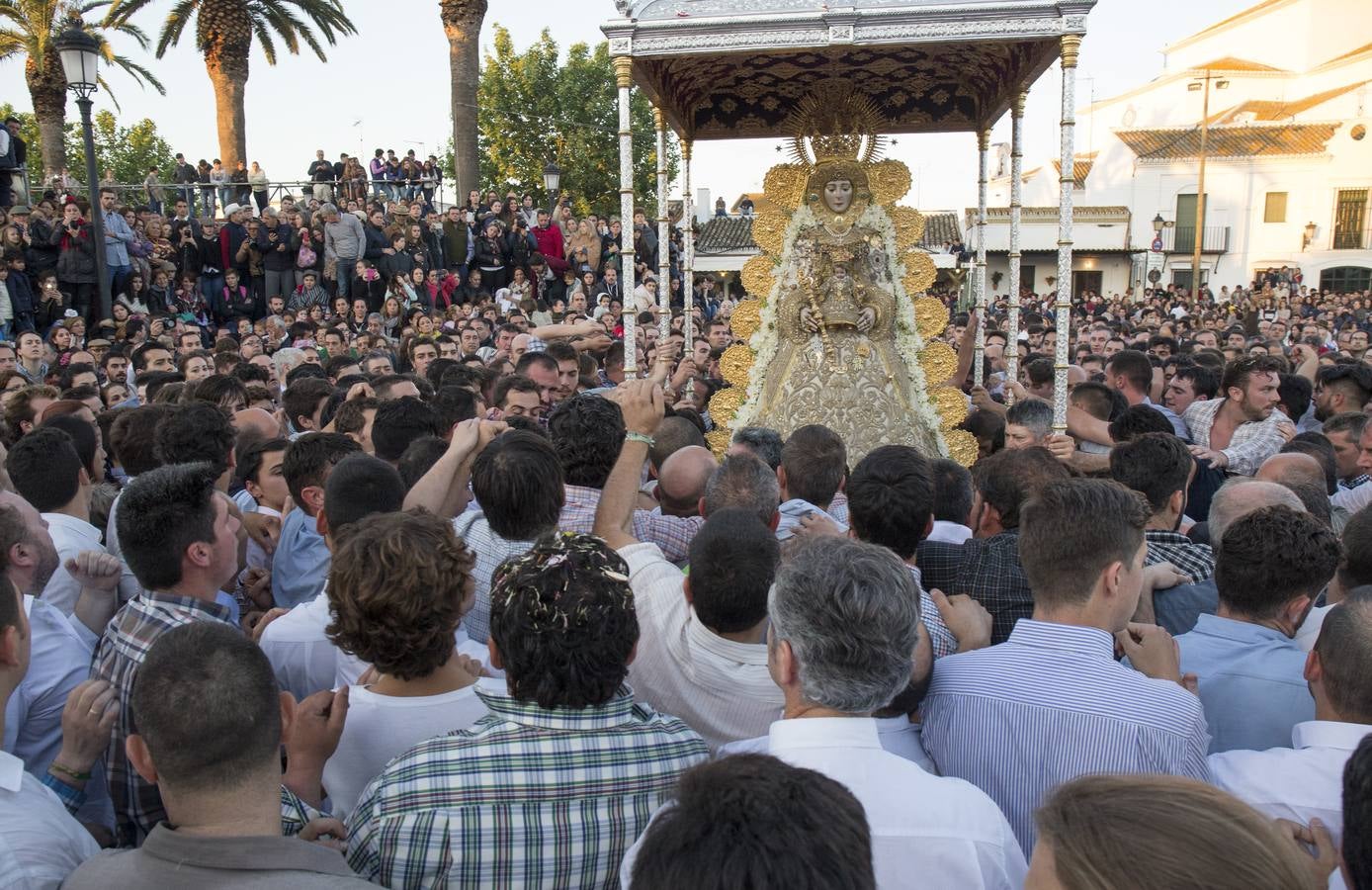 La procesión de la Virgen del Rocío por las calles de la aldea