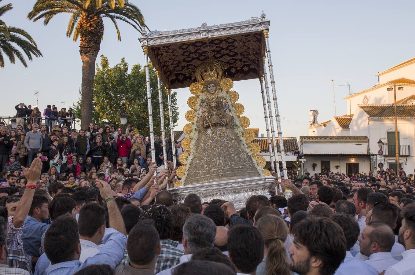 La procesión de la Virgen del Rocío por las calles de la aldea