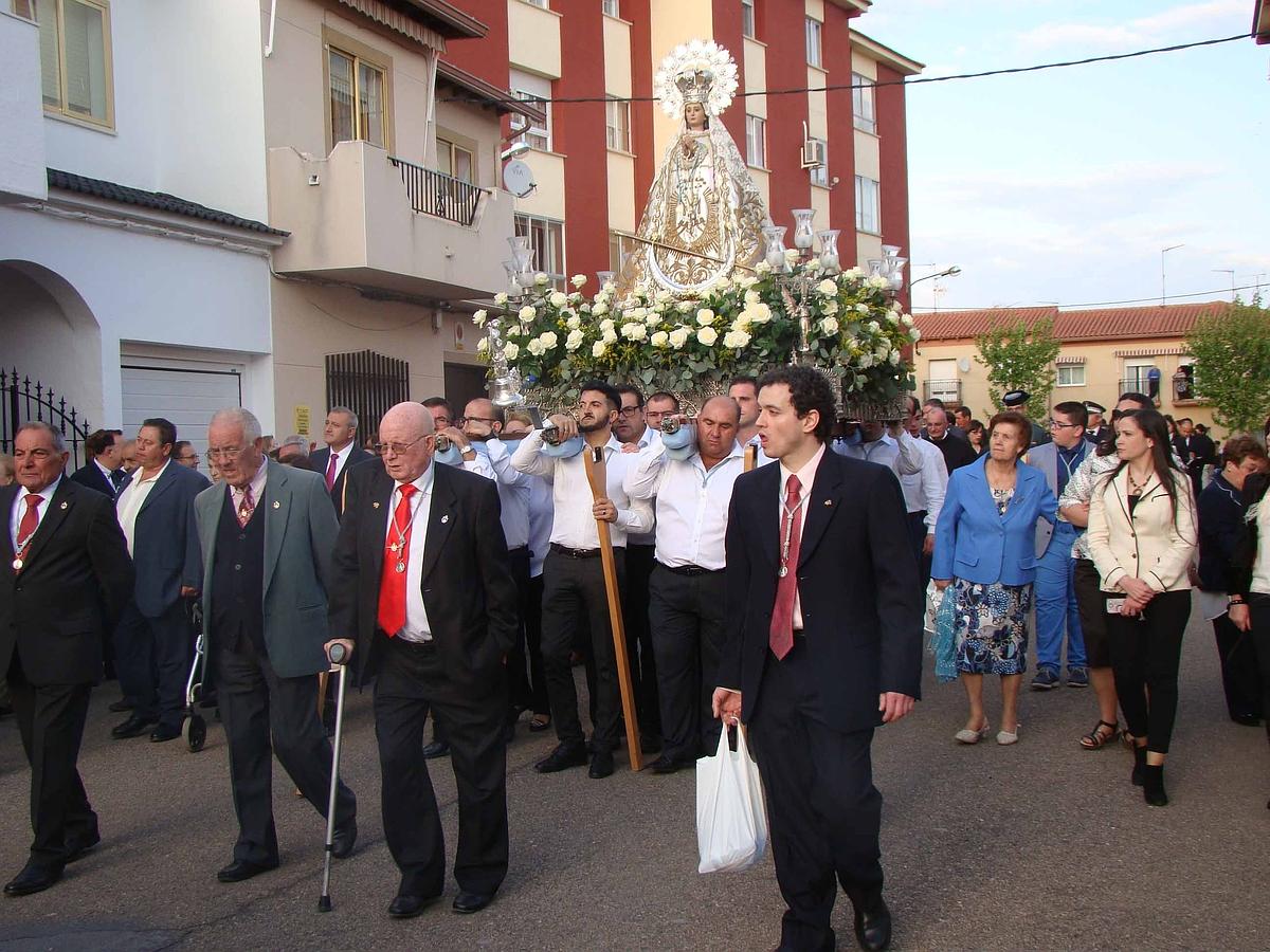 La virgen, por las calles del pueblo. 