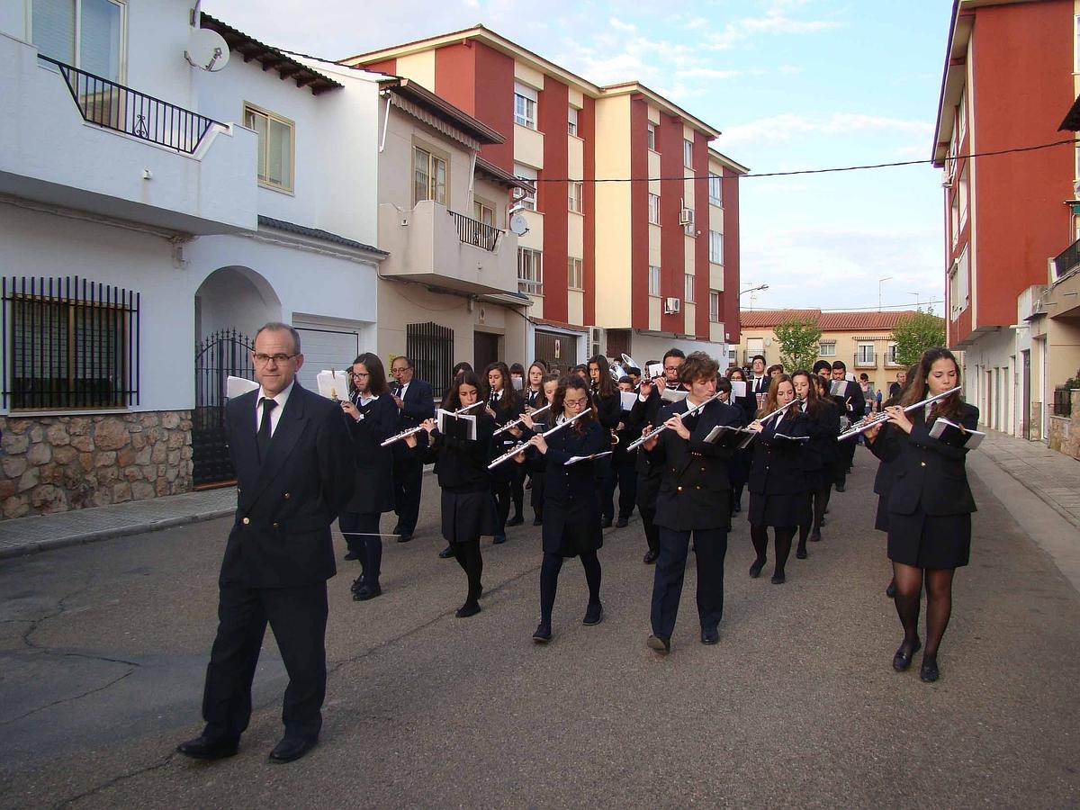 Los compases de la Banda Sinfónica Municipal acompañaron a la procesión. 