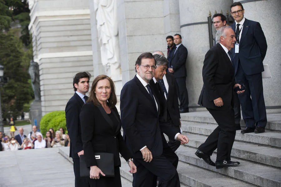 Rajoy entra con su esposa, Virginia Fernández, en la catedral de La Almudena. 