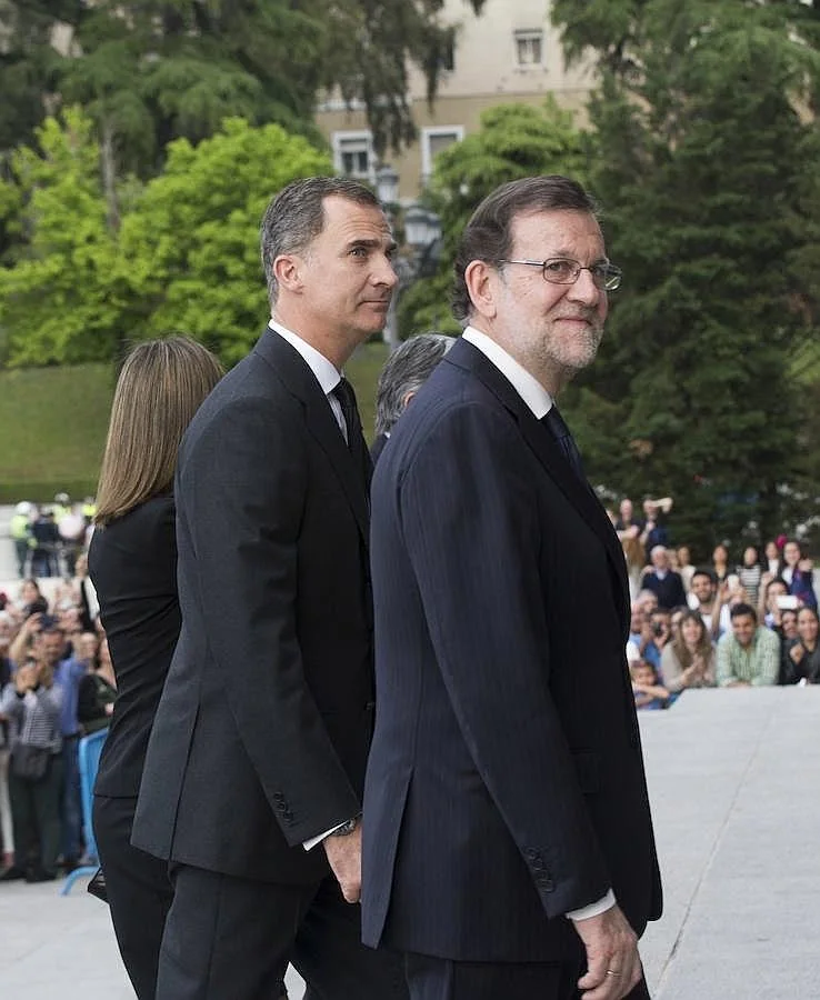 El Rey Felipe VI junto a Mariano Rajoy en la entrada a la catedral de la Almudena. 