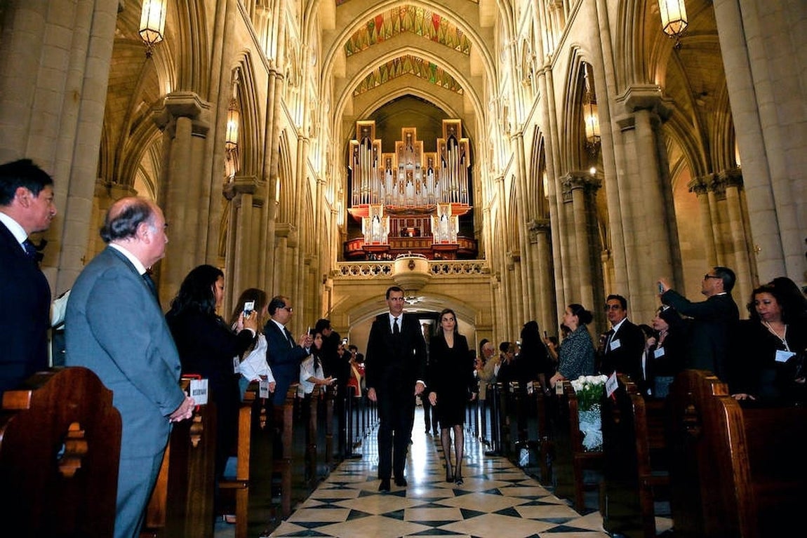 Los Reyes entran en la catedral de La Almudena para presidir el funeral. 