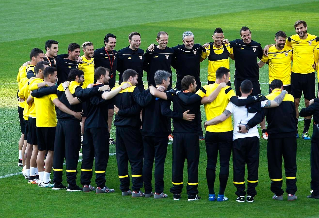 El Sevilla ya se entrena en el escenario de la final