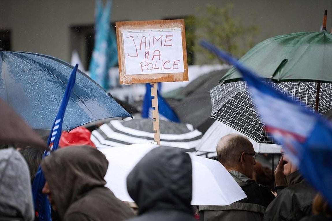 Algunas personas han querido mostrar, en Nantes, su apoyo a los policías («Yo amo a la policía»), como respuesta a la violencia que se ha desatado contra ellos en algunas concentraciones en protesta la reforma laboral de Valls. 