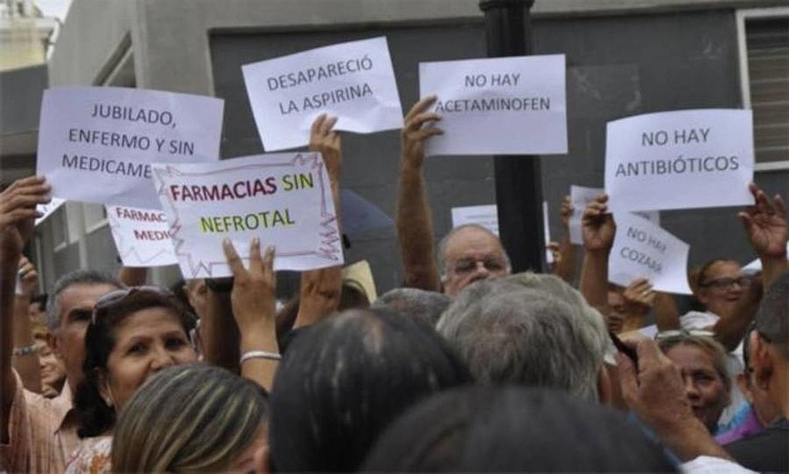 La escasez de medicamentos es otra de las tristes realidades que sufre el país, pues dificulta muchos tratamientos. En la imagen, un grupo de ciudadanos protestas por la falta de determinados medicamentos. 
