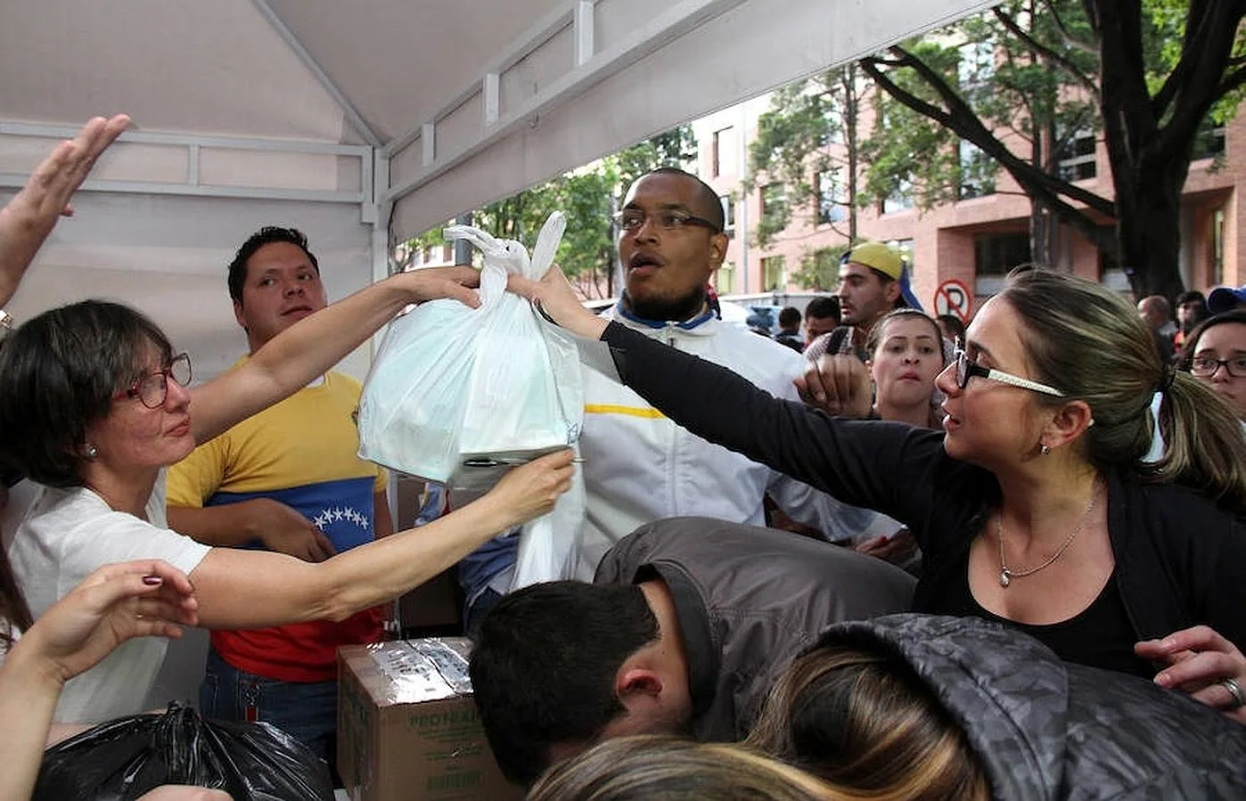 Cientos de ciudadanos, muchos de ellos venezolanos, han hecho cola hoy para donar medicinas y productos básicos con destino a Venezuela, en una colecta liderada por Lilian Tintori, esposa del opositor Leopoldo López