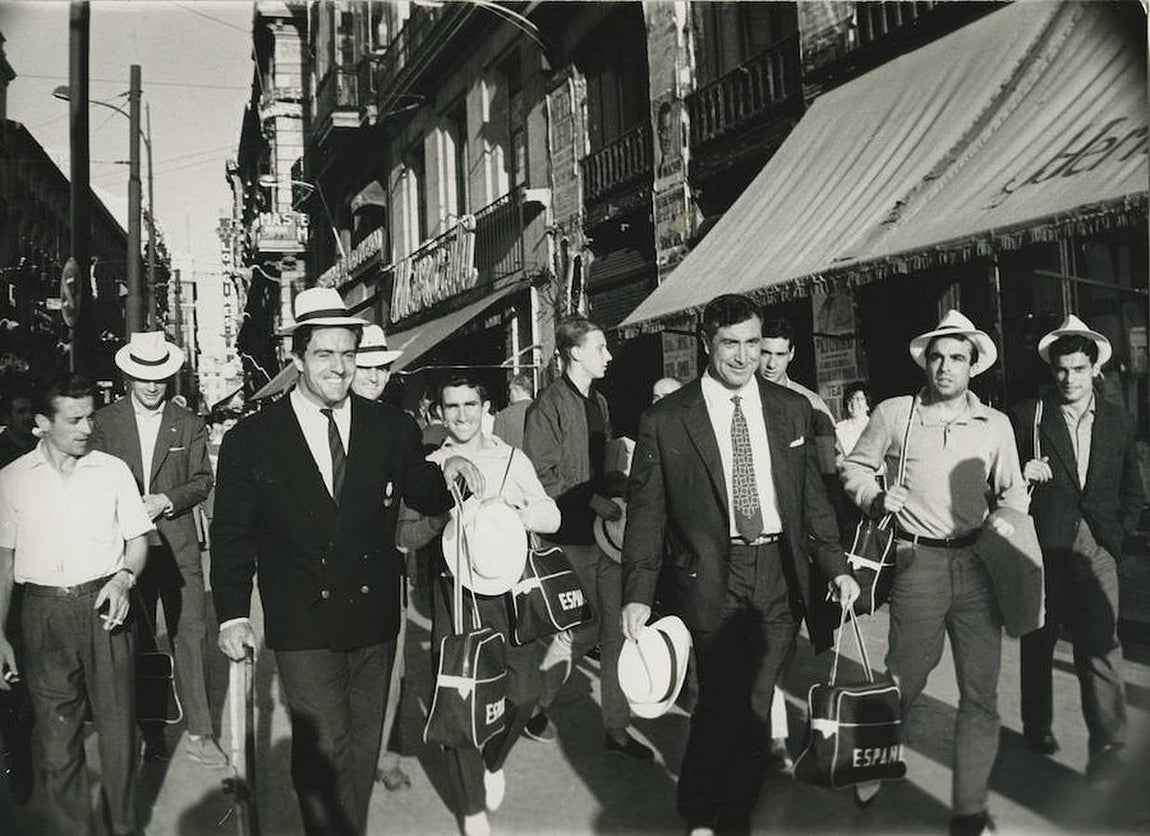 Los atletas de la selección olímpica en Madrid en 1960. En la foto, De la Quadra, De Andrés, Carlos Pérez Alonso, Areta, José Luis, Asensio, Molins, Ferández Serrano y Falcón, con sus equipos de viaje. 
