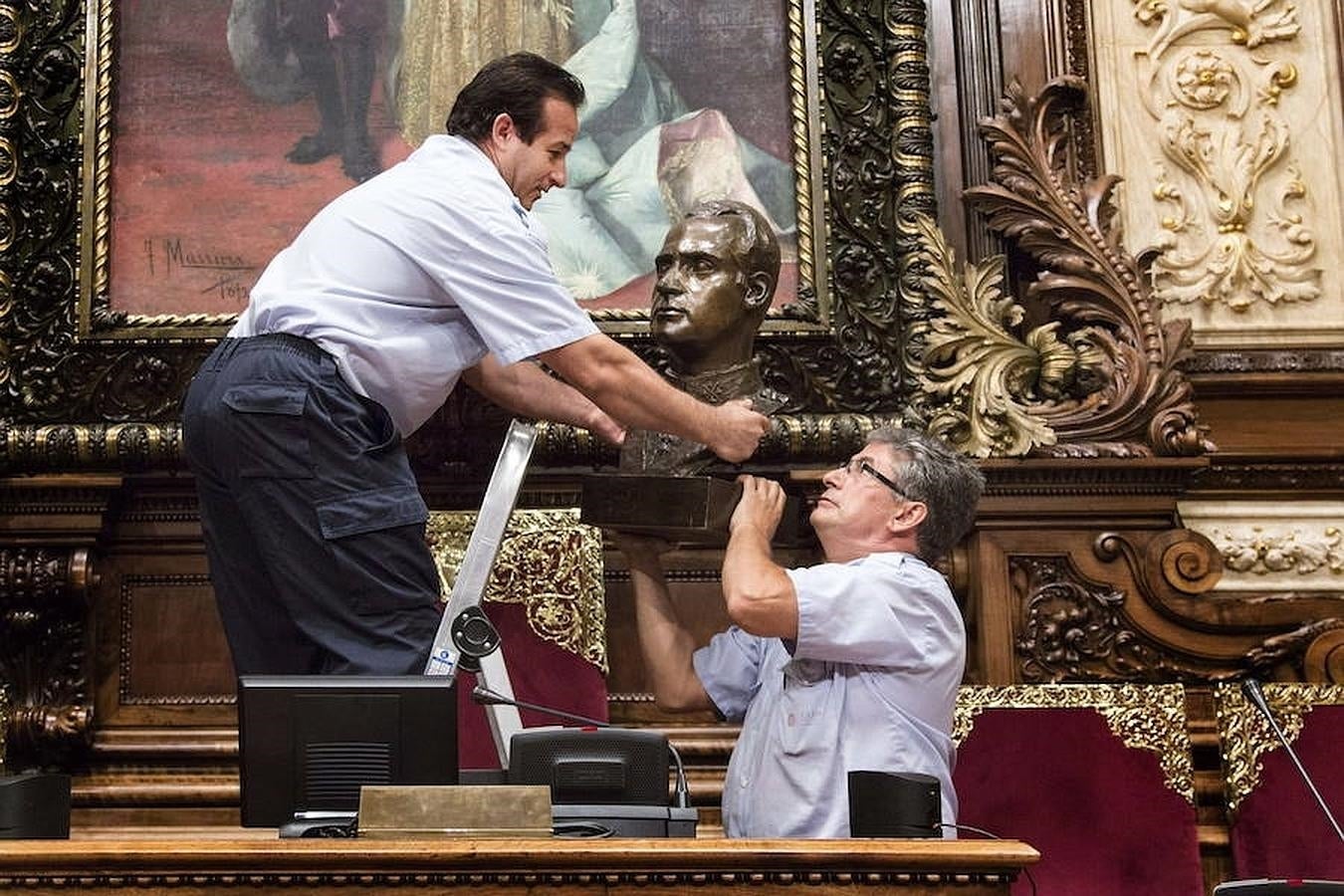 Colau se saltó el guión constitucional y retiró el busto del Rey del Salón de Plenos del Ayuntamiento de Barcelona. 