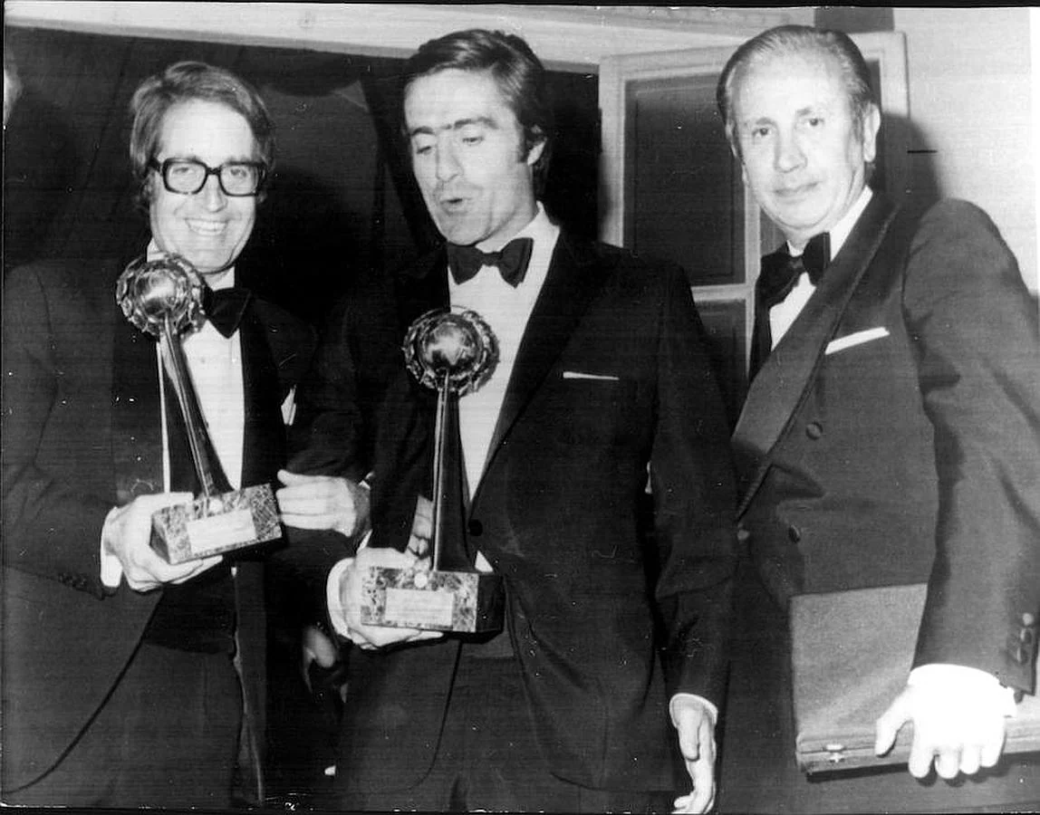 El exconsejero jurídico de la Casa Blanca, John Dean, Miguel de la Quadra Salcedo y Juan Antonio Samaranch, con los premios «Mundial», «Español» y «Catalán» en 1973