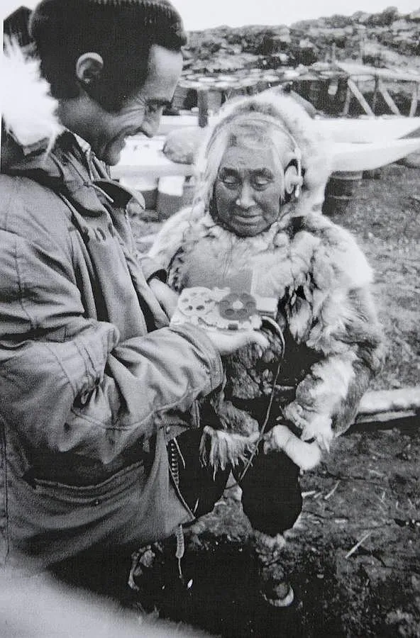 De la Quadra-Salcedo, en 1972, con el hijo del guía que trabajó para Amundsen