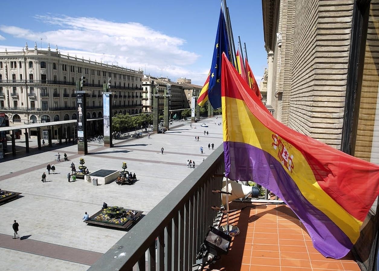 Santisteve se animó a colgar la bandera republicana en plena Plaza del Pilar el Día de la República. 