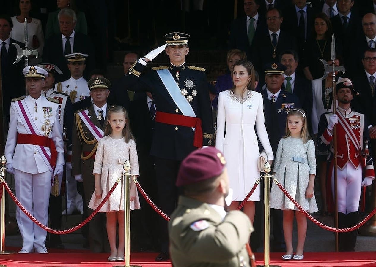 Los Reyes junto a la Princesa Leonor y la Infanta Sofía durante el acto de proclamación. 