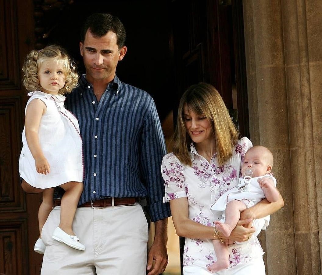 Don Felipe y Doña Letizia junto a sus hijas en Palma de Mallorca. 