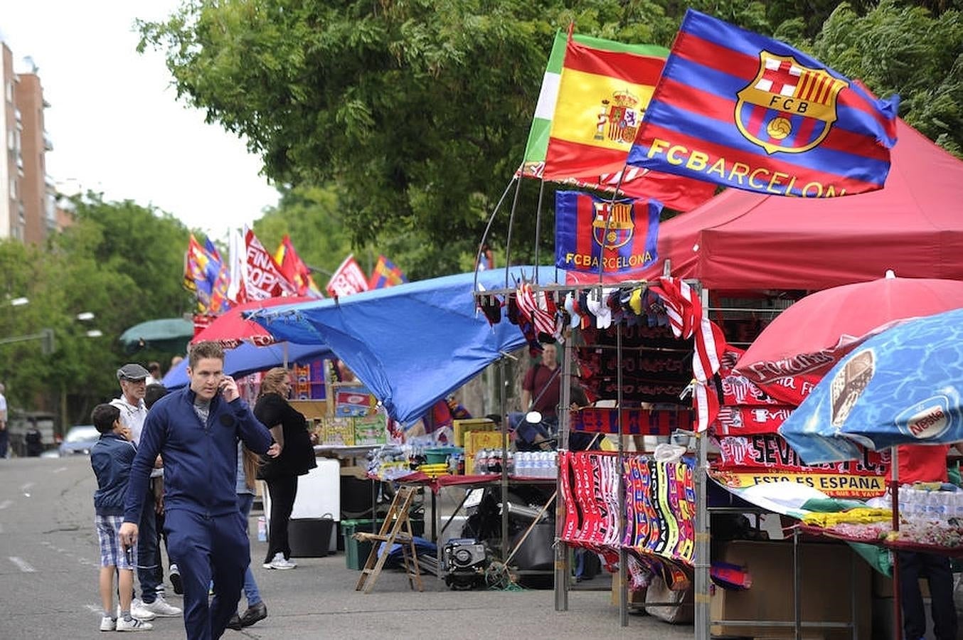 Las aficiones de Barça y Sevilla toman Madrid