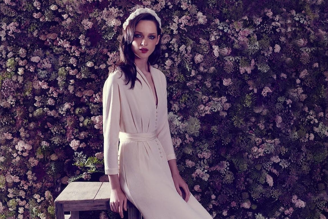 6. Vestido con botonadura, con aire romántico