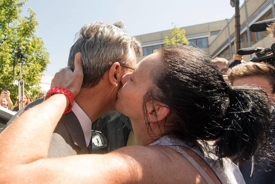 El candidato presidencial Norbert Hofer es abrazado por una simpatizante. 