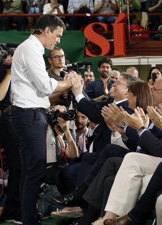 El candidato a la presidencia saluda al presidente de la Generalitat Valenciana, Ximo Puig. 