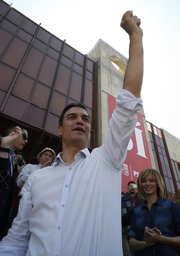 Con un gesto de vencedor, Sánchez saluda a los simpatizantes a la entrada del acto. 