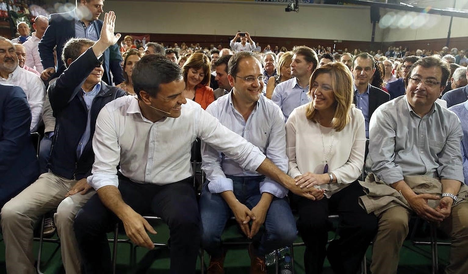 El secretario general del PSOE coge la mano de la presidenta de la Junta de Andalucía,Susana Díaz. 