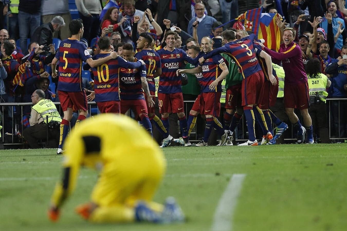 El Barcelona celebra la victoria sobre el céspec