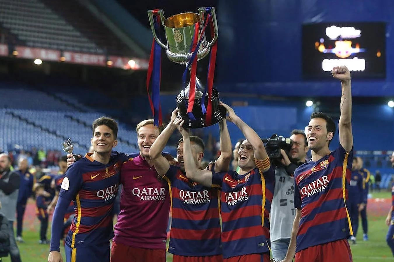 Bartra, Rakitic, Jordi Alba e Iniesta con la copa