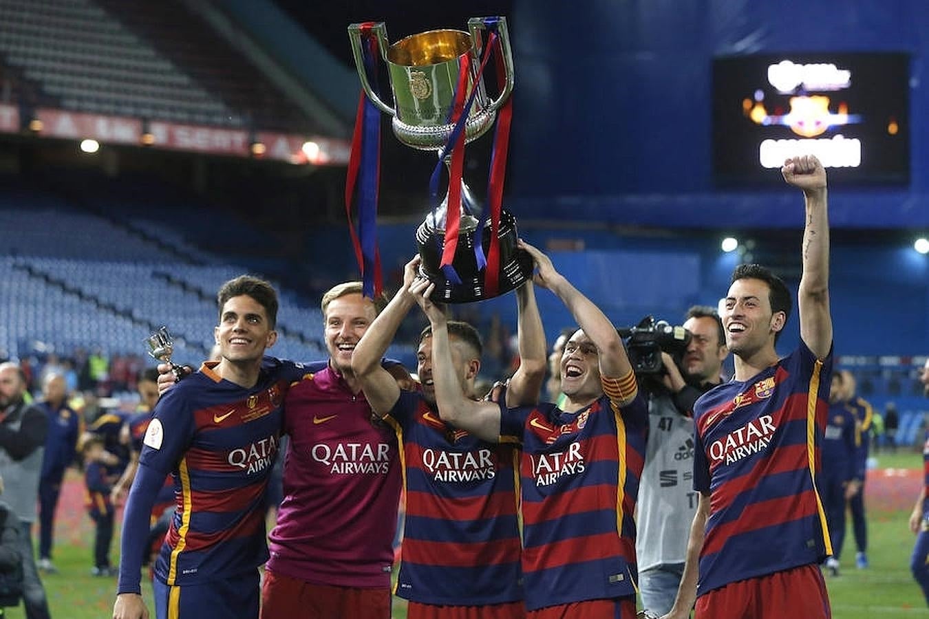 Bartra, Rakitic, Jordi Alba e Iniesta con la copa. 